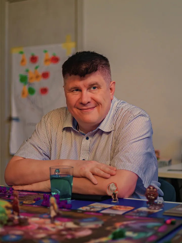 Гравець усміхається над ігровим полем